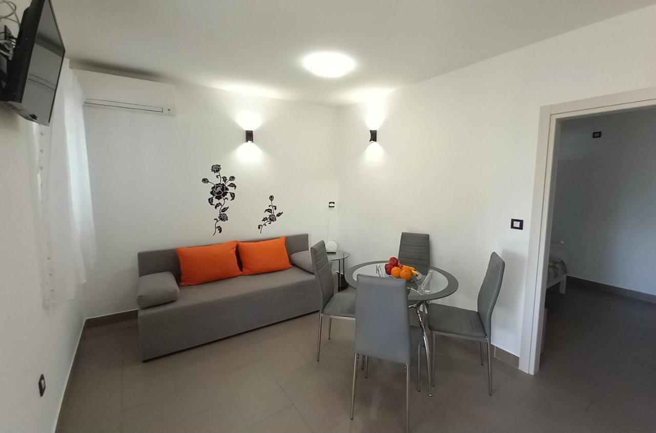 Apartmani Nizic Jadranovo Zewnętrze zdjęcie